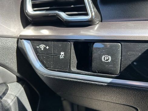 Used 2025 Kia Sportage EX image 17