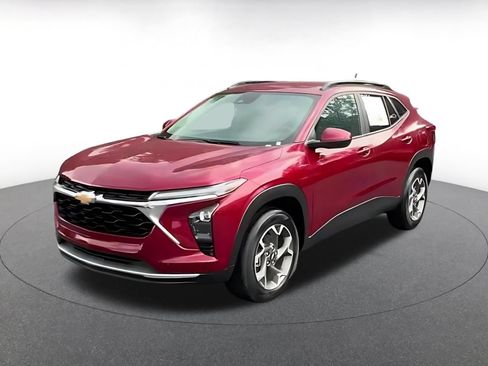 Used 2025 Chevrolet Trax LT w/ LT Convenience Package FWD image 4