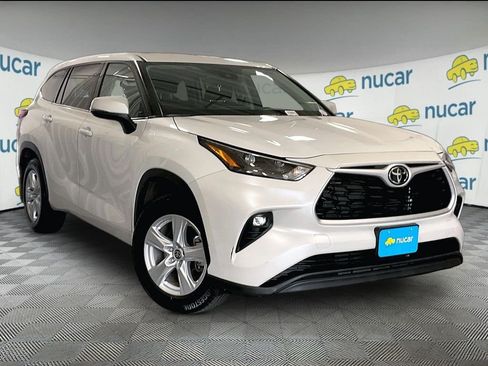 Used 2022 Toyota Highlander LE AWD/4WD image 1