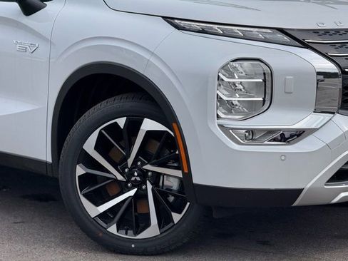 New 2025 Mitsubishi Outlander 4WD Plug-In Hybrid image 2