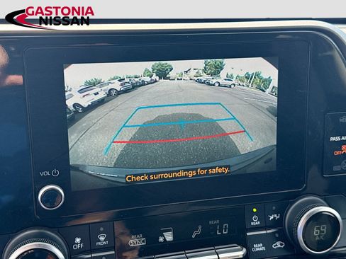 Used 2023 Toyota Highlander LE FWD image 17