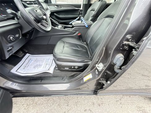 Used 2022 Jeep Grand Cherokee Limited image 12