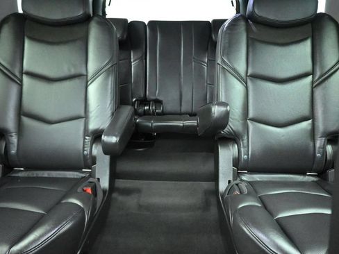 Used 2020 Cadillac Escalade Luxury w/ LPO, Radiant Package AWD/4WD image 33