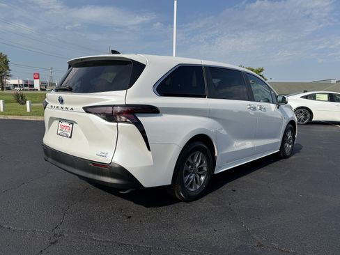 Certified 2024 Toyota Sienna XLE FWD image 8
