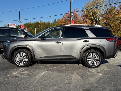 Certified 2025 Nissan Pathfinder SL image 6