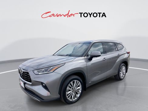Certified 2026 Toyota Highlander Platinum image 1