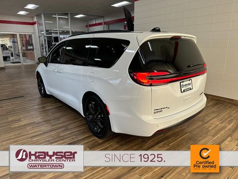 Certified 2025 Chrysler Pacifica Limited image 3