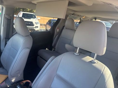 Used 2017 Toyota Sienna Limited image 15