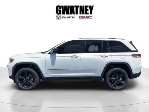 Used 2024 Jeep Grand Cherokee Altitude AWD/4WD image 8
