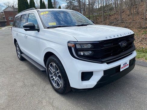 Used 2025 Ford Expedition Active AWD/4WD image 3