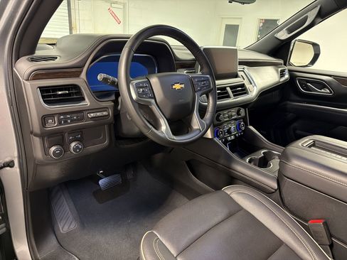 Used 2024 Chevrolet Suburban Premier RWD image 3