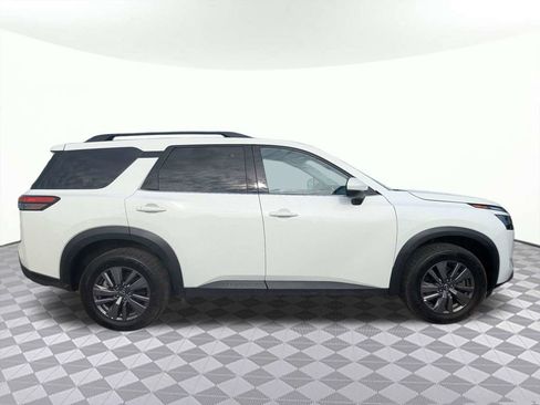 Used 2024 Nissan Pathfinder SV AWD/4WD image 2