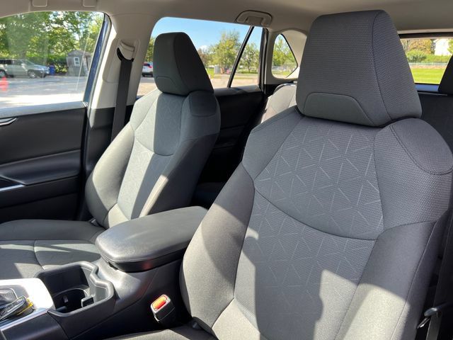 Used 2025 Toyota RAV4 XLE AWD/4WD image 17
