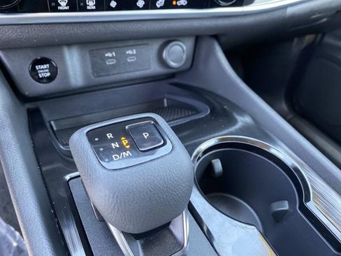 Used 2024 Nissan Rogue SV FWD image 11