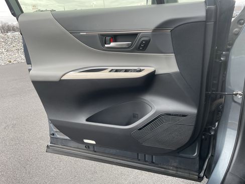Used 2021 Toyota Venza Limited image 15