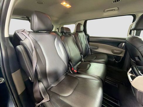 Used 2025 Kia Carnival FWD image 29