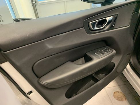 Used 2025 Volvo XC60 B5 Plus image 4