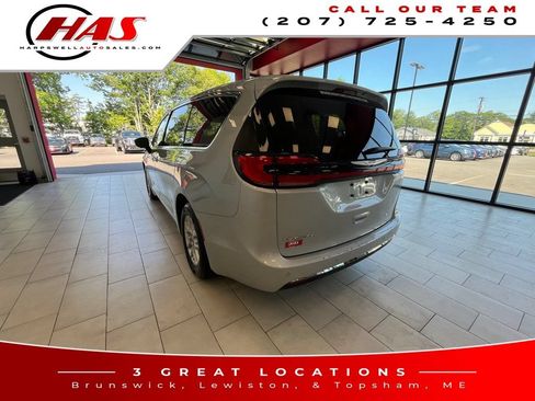 Used 2023 Chrysler Pacifica Touring-L FWD image 3