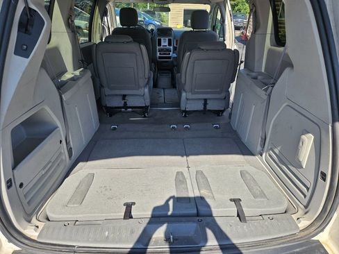Used 2009 Chrysler Town & Country Touring FWD image 18