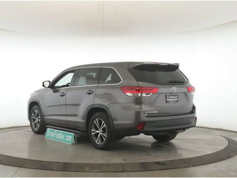 Used 2017 Toyota Highlander LE image 8