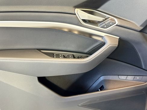 Used 2022 Audi e-tron Premium w/ Convenience Plus Package image 17