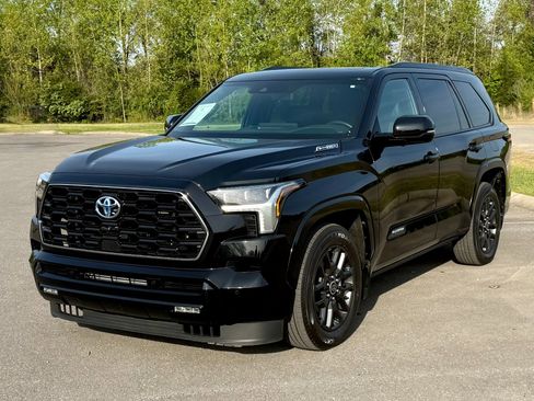 Used 2023 Toyota Sequoia Platinum AWD/4WD image 2