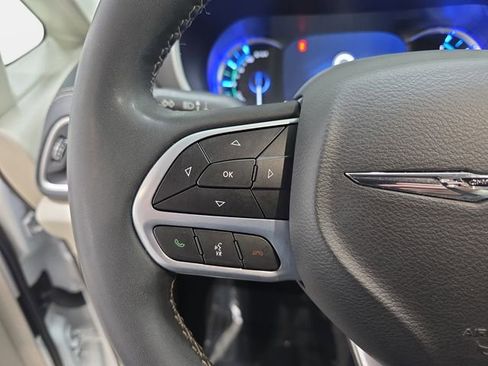 Used 2023 Chrysler Pacifica Touring-L image 17