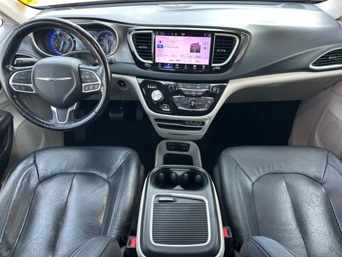 Used 2021 Chrysler Pacifica Touring-L FWD image 4