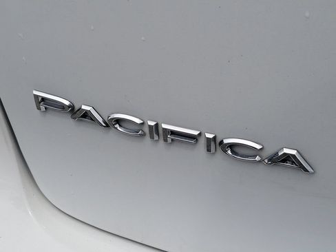Used 2023 Chrysler Pacifica Touring-L FWD image 6