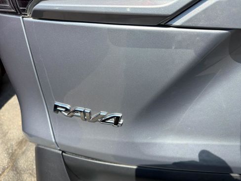 Used 2019 Toyota RAV4 XLE Premium w/ Cold Weather Package AWD/4WD image 9