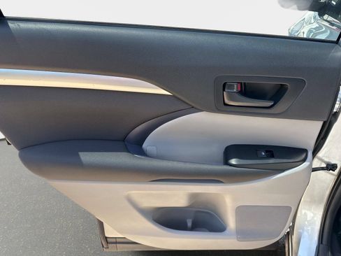 Used 2019 Toyota Highlander LE FWD image 11