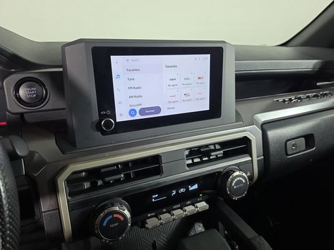Certified 2025 Toyota Tacoma SR5 AWD/4WD image 19
