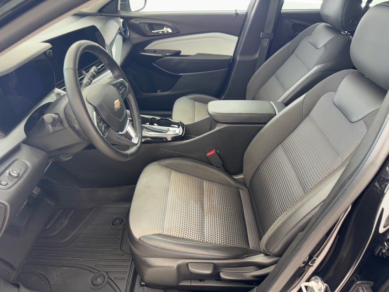 Used 2025 Chevrolet Trax LT w/ LT Convenience Package FWD image 5