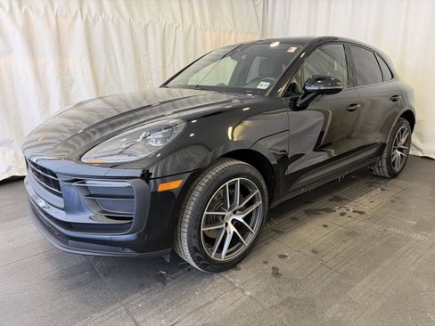 Certified 2022 Porsche Macan image 1