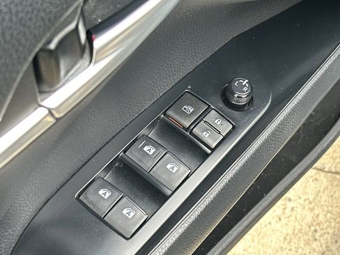 Used 2018 Toyota Camry SE w/ Convenience Package FWD image 13
