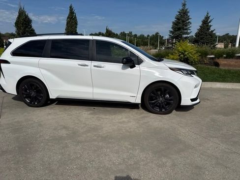 Used 2021 Toyota Sienna XSE FWD image 2