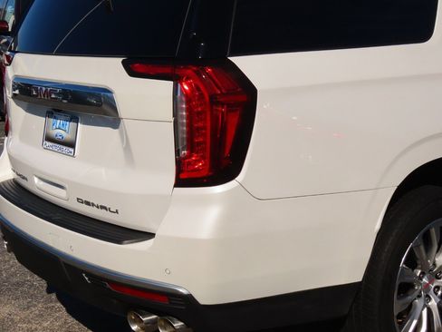 Used 2022 GMC Yukon XL Denali image 12