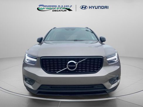 Used 2022 Volvo XC40 T4 R-Design w/ Climate Package image 2