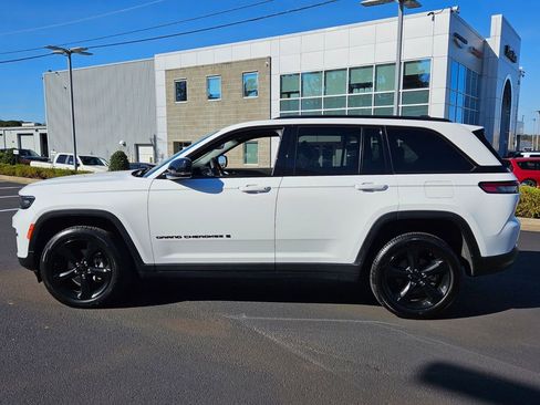 Used 2023 Jeep Grand Cherokee Altitude image 4