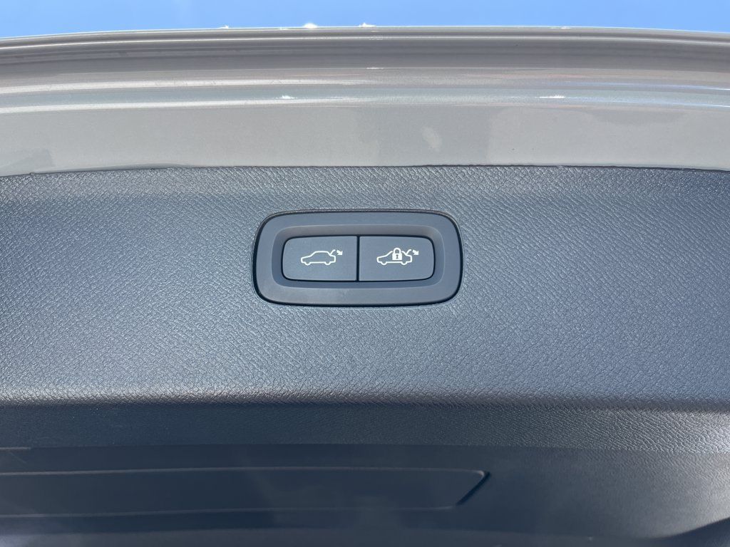 Used 2025 Volvo XC90 B5 Core w/ Protection Package Premier AWD/4WD image 10