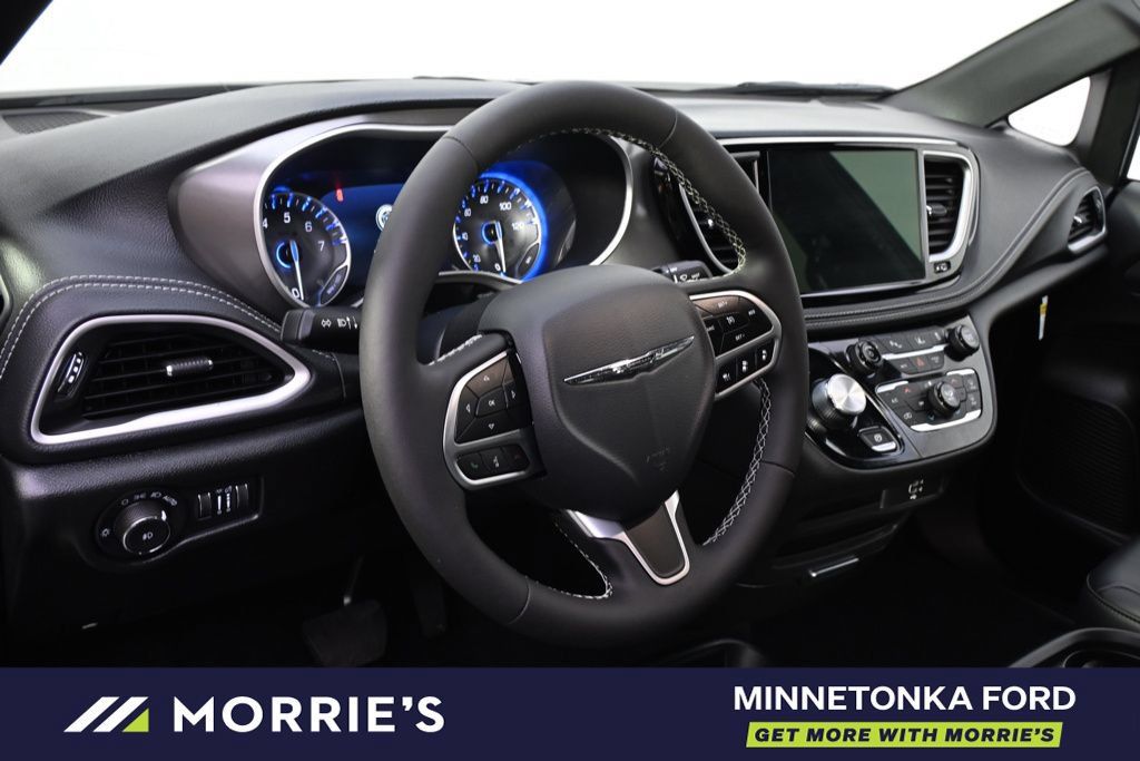 Used 2026 Chrysler Pacifica Select FWD image 12