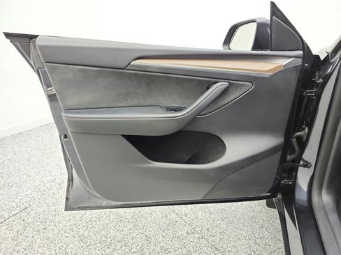 Used 2025 Tesla Model Y Long Range RWD image 12