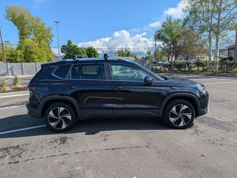 Used 2025 Volkswagen Taos SE AWD/4WD image 2
