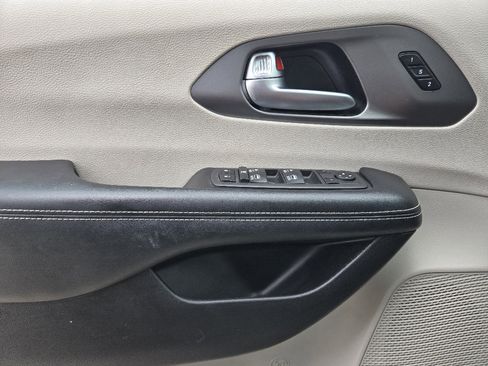 Used 2022 Chrysler Pacifica Touring-L w/ Uconnect Theater Family Group image 25