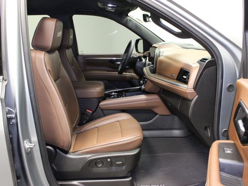 Used 2025 Chevrolet Suburban High Country AWD/4WD image 15