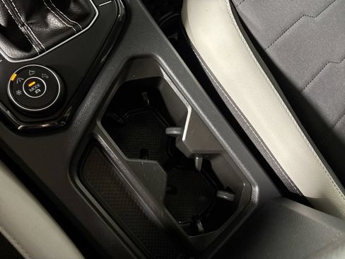 Certified 2025 Volkswagen Taos SE AWD/4WD image 17
