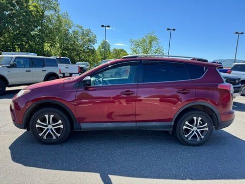 Used 2018 Toyota RAV4 LE FWD image 4