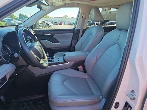 Used 2023 Toyota Highlander XLE FWD image 3
