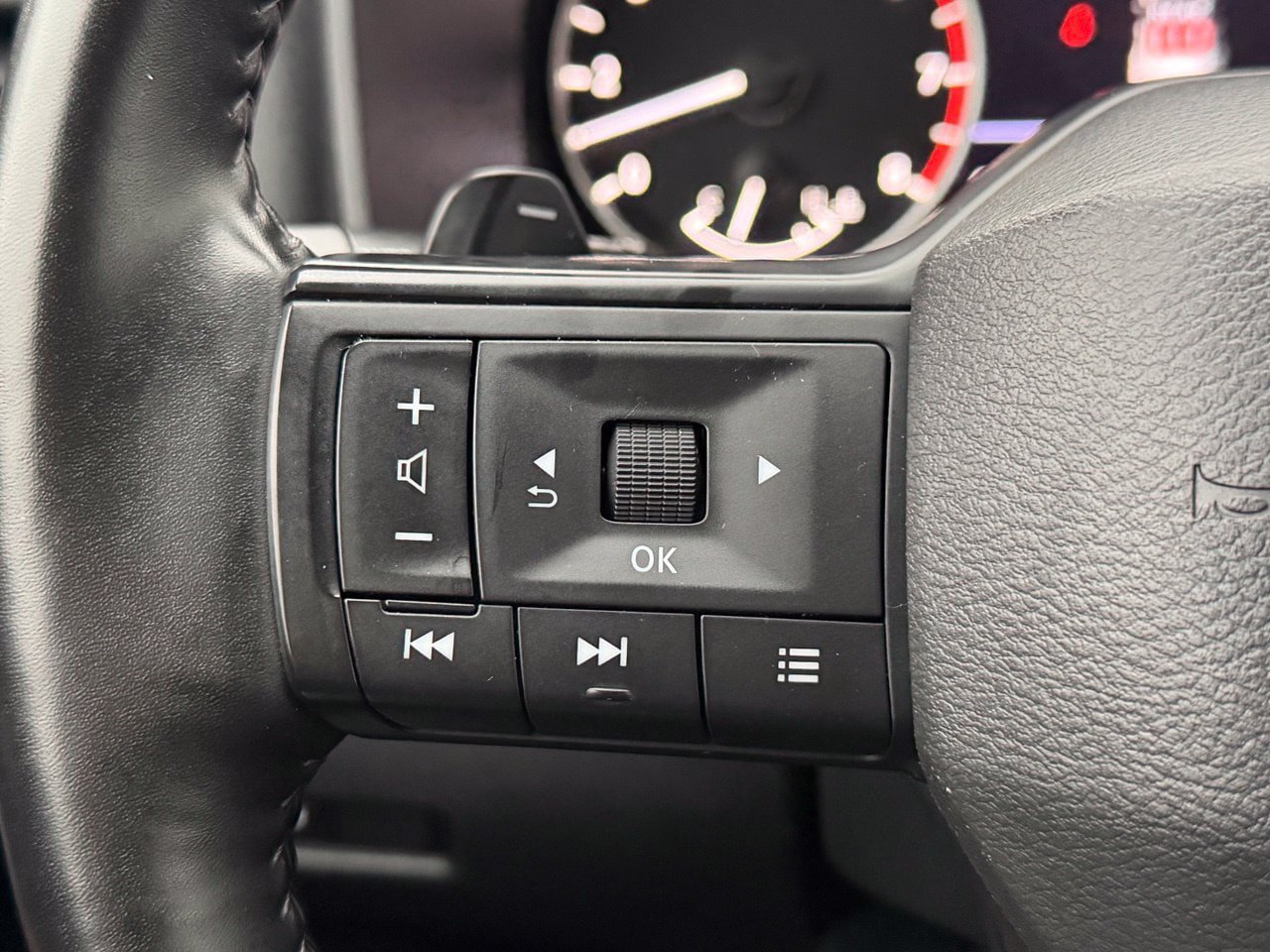 Certified 2025 Nissan Rogue SV FWD image 16