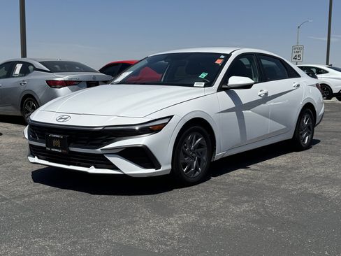 Used 2024 Hyundai Elantra SEL FWD image 3